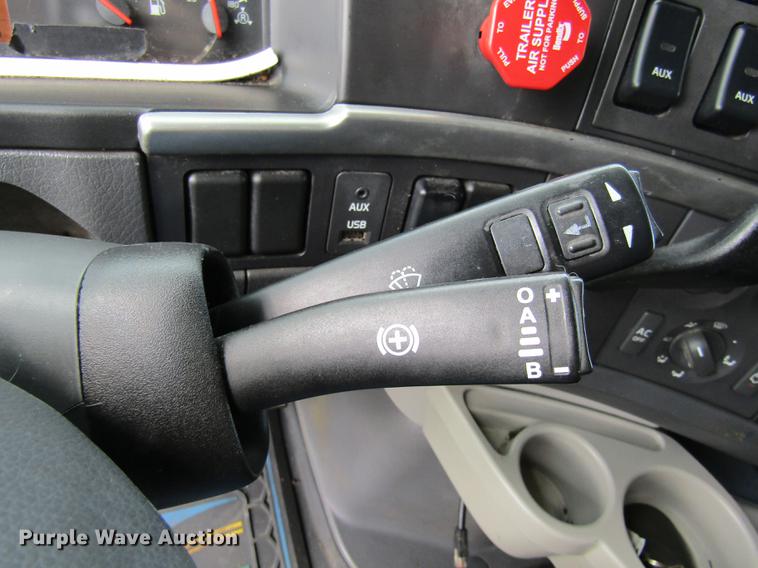 image for item DE5256 2009 Volvo VN semi truck