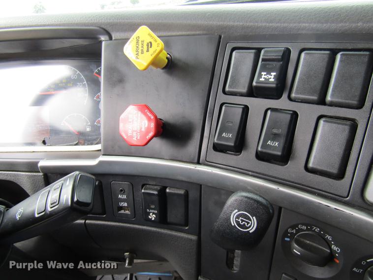 image for item DE5256 2009 Volvo VN semi truck