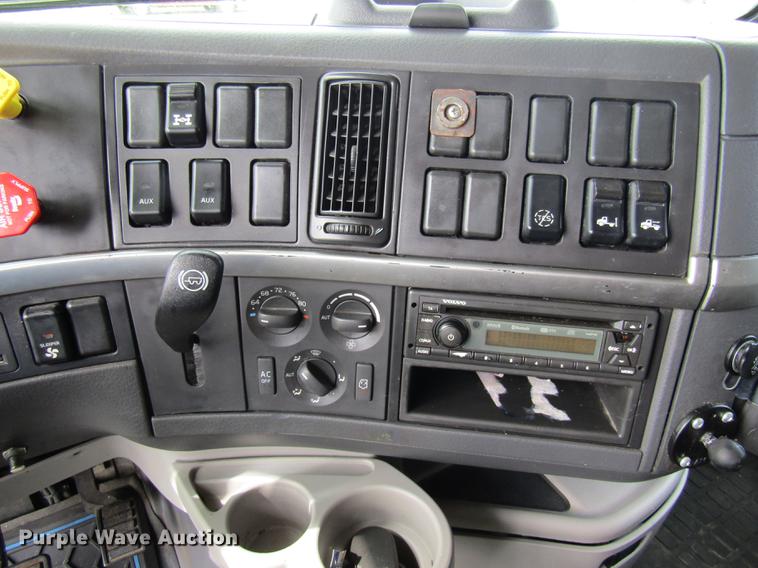 image for item DE5256 2009 Volvo VN semi truck