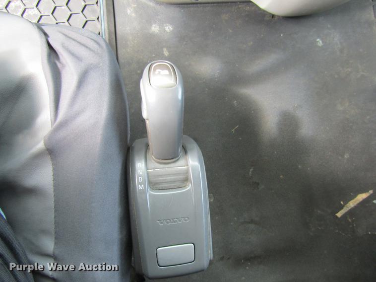 image for item DE5256 2009 Volvo VN semi truck