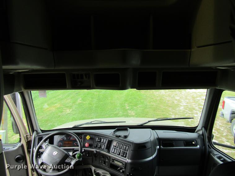 image for item DE5256 2009 Volvo VN semi truck