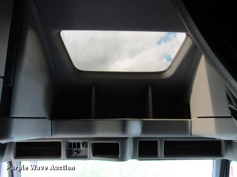 image for item DE5256 2009 Volvo VN semi truck