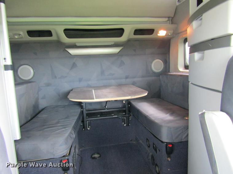 image for item DE5256 2009 Volvo VN semi truck