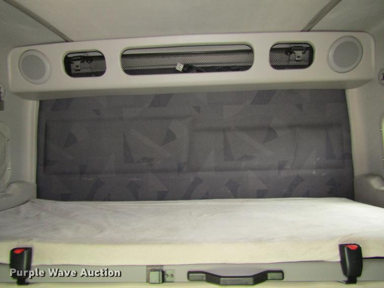 image for item DE5256 2009 Volvo VN semi truck