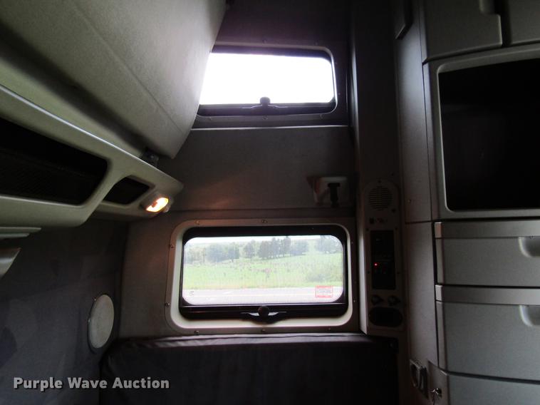 image for item DE5256 2009 Volvo VN semi truck