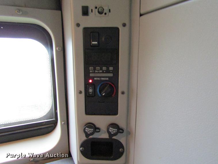 image for item DE5256 2009 Volvo VN semi truck