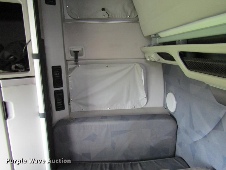 image for item DE5256 2009 Volvo VN semi truck