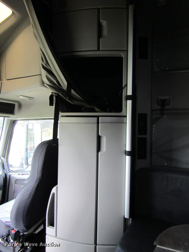 image for item DE5256 2009 Volvo VN semi truck