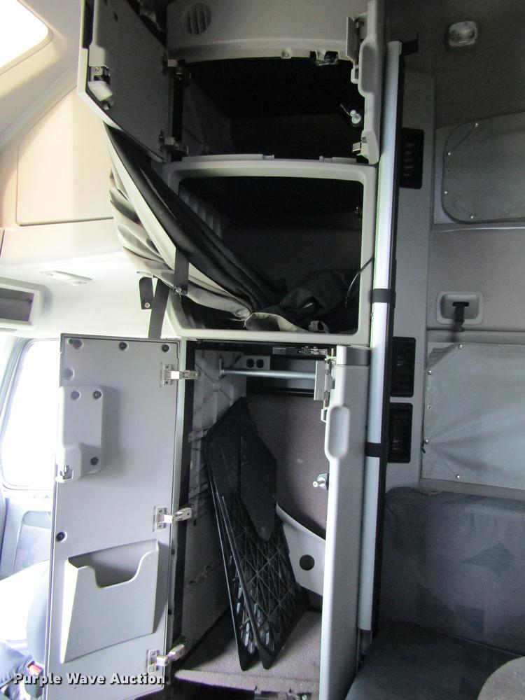 image for item DE5256 2009 Volvo VN semi truck