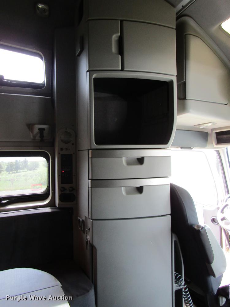 image for item DE5256 2009 Volvo VN semi truck