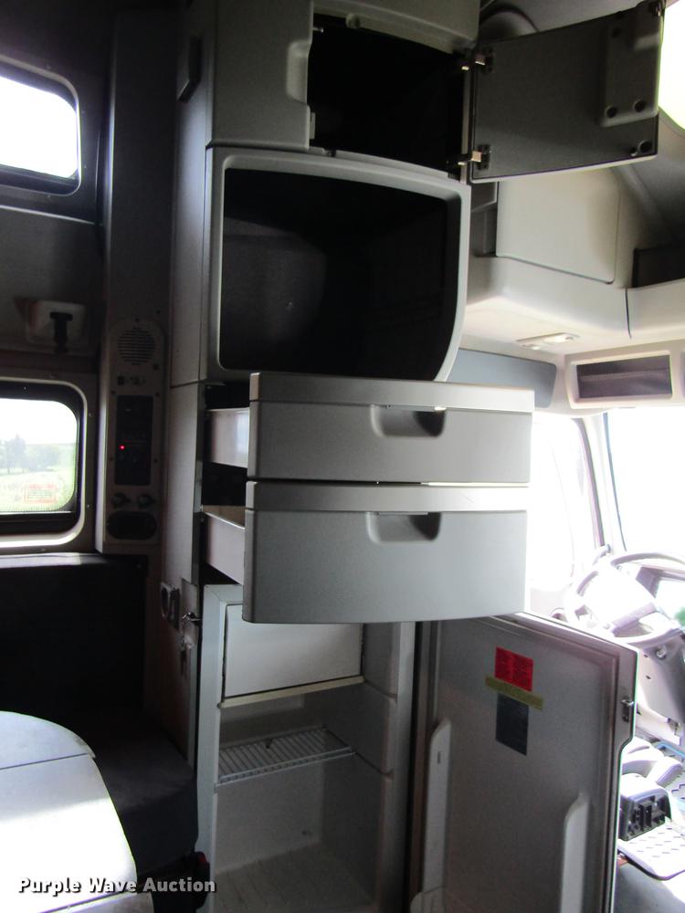 image for item DE5256 2009 Volvo VN semi truck