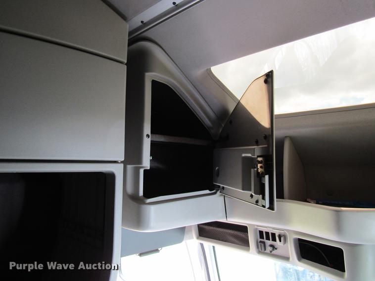 image for item DE5256 2009 Volvo VN semi truck