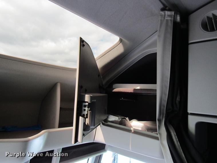 image for item DE5256 2009 Volvo VN semi truck