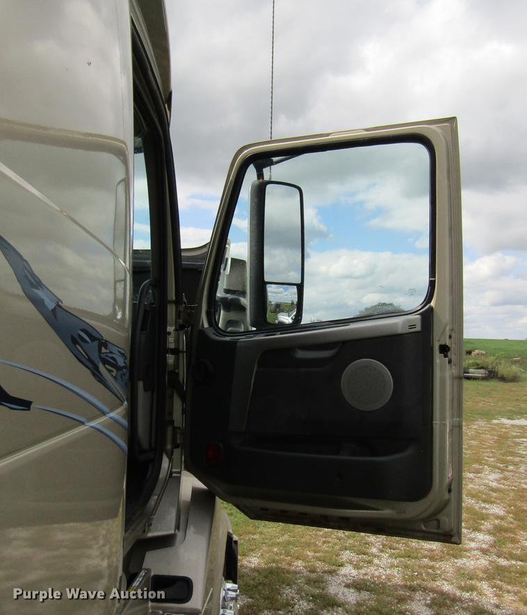 image for item DE5256 2009 Volvo VN semi truck