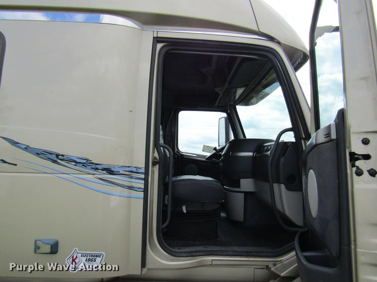 image for item DE5256 2009 Volvo VN semi truck