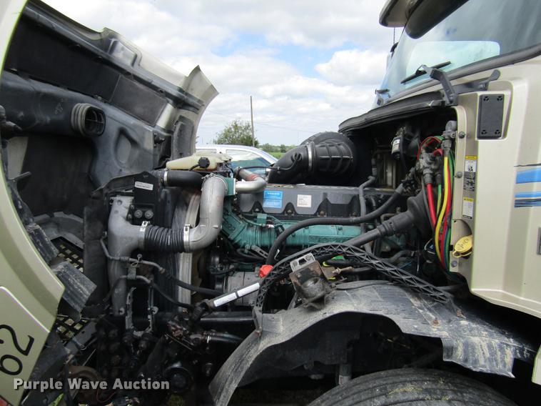 image for item DE5256 2009 Volvo VN semi truck