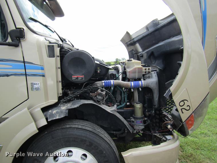 image for item DE5256 2009 Volvo VN semi truck