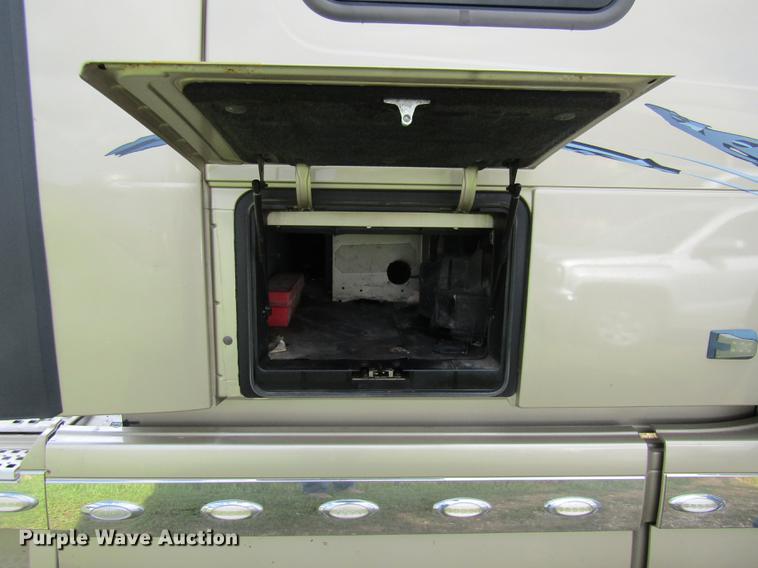 image for item DE5256 2009 Volvo VN semi truck