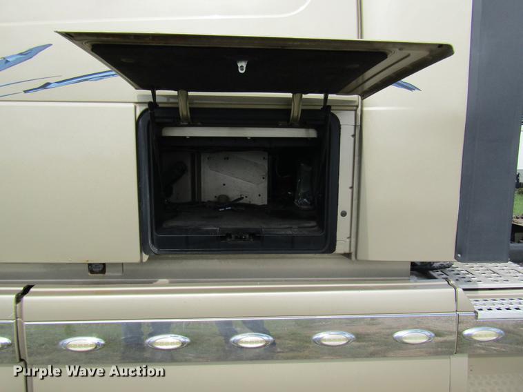 image for item DE5256 2009 Volvo VN semi truck