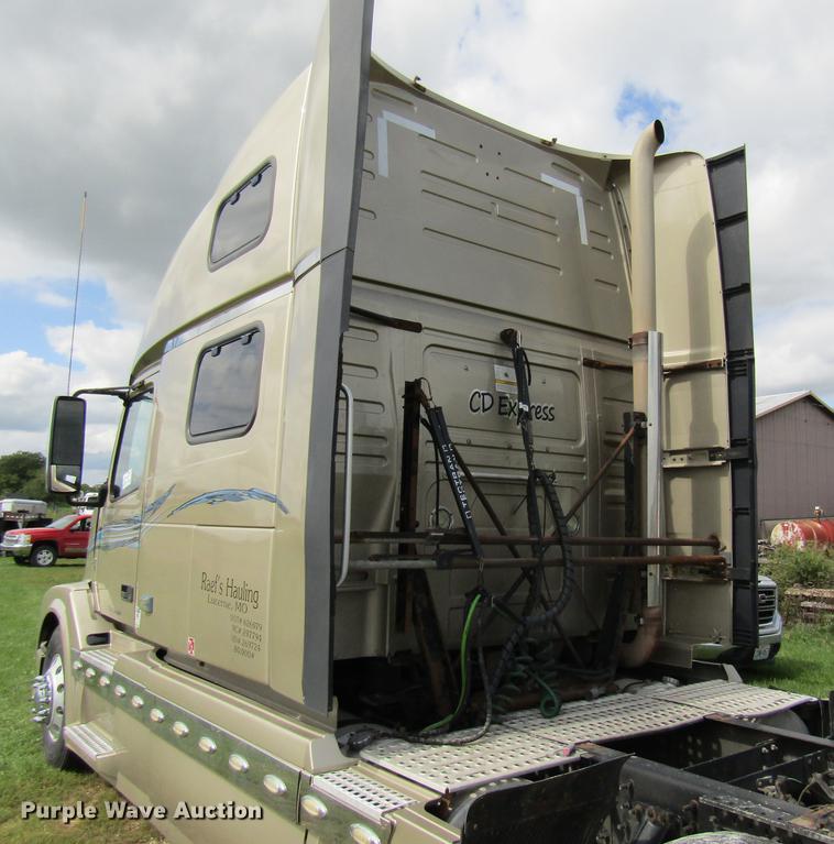 image for item DE5256 2009 Volvo VN semi truck