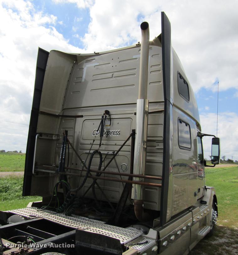 image for item DE5256 2009 Volvo VN semi truck