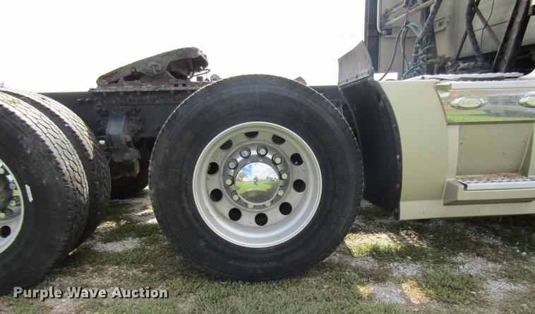 image for item DE5256 2009 Volvo VN semi truck