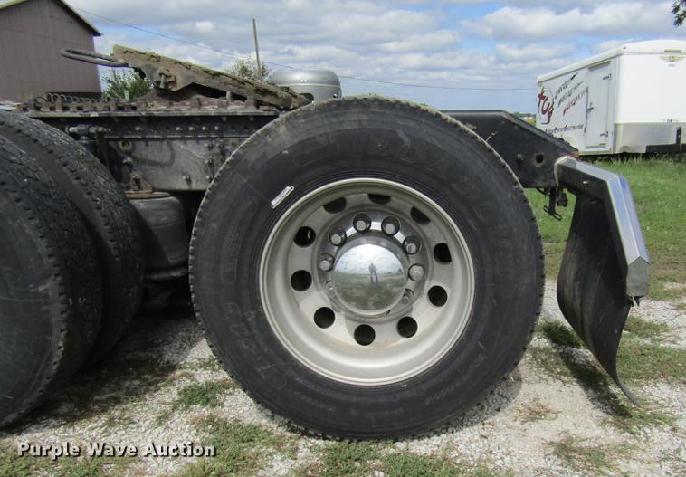 image for item DE5256 2009 Volvo VN semi truck