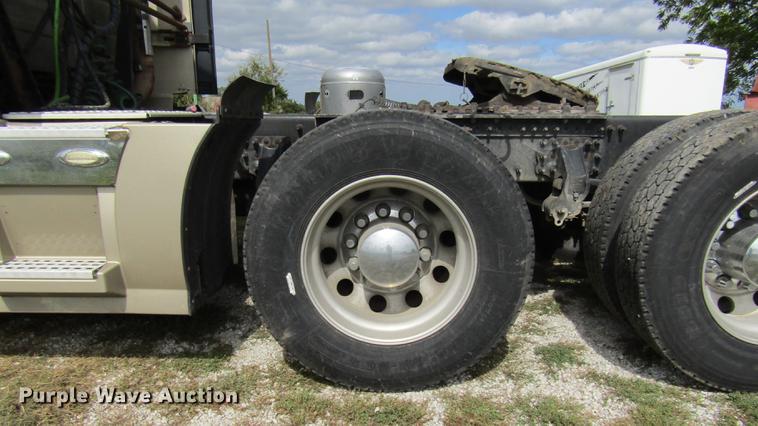 image for item DE5256 2009 Volvo VN semi truck