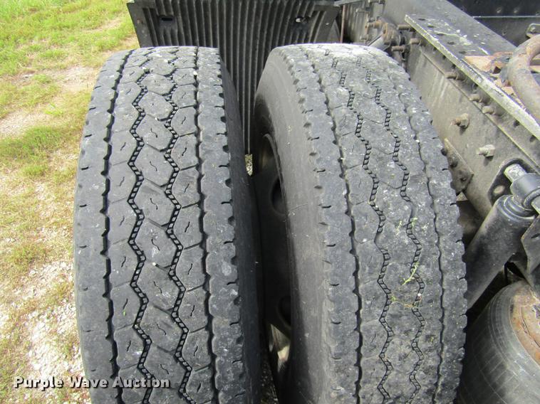 image for item DE5256 2009 Volvo VN semi truck