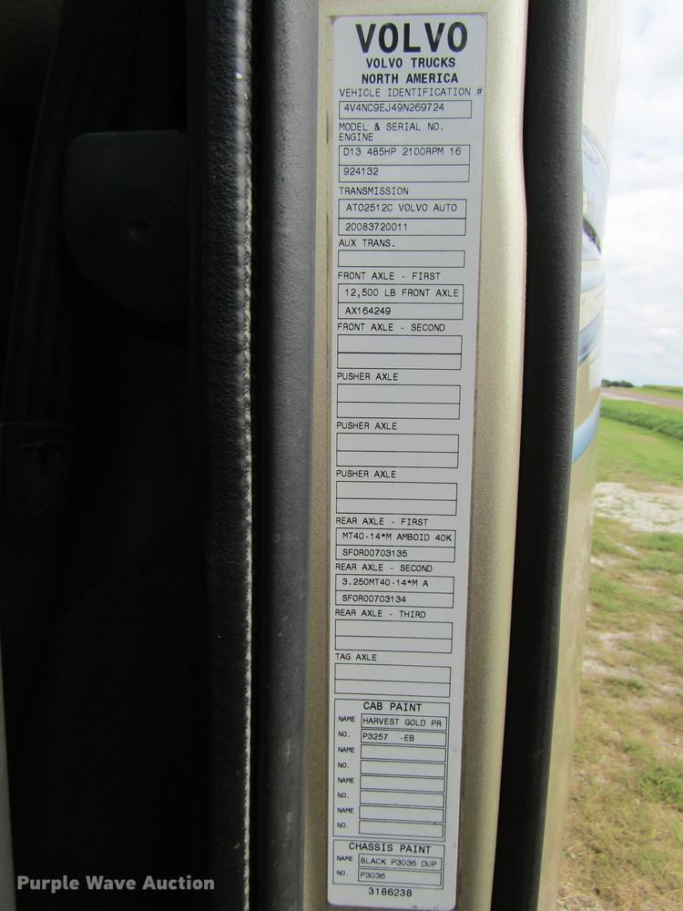 image for item DE5256 2009 Volvo VN semi truck