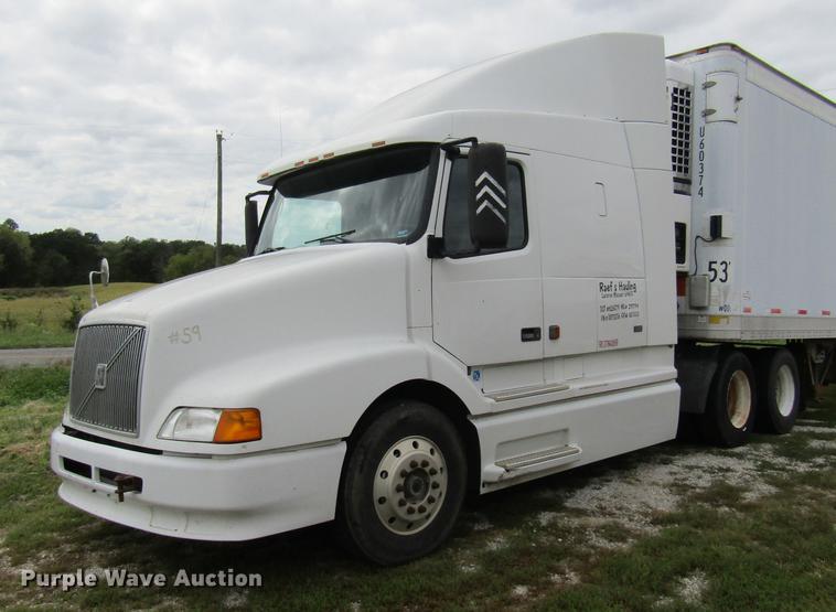 image for item DE5258 1999 Volvo VN semi truck
