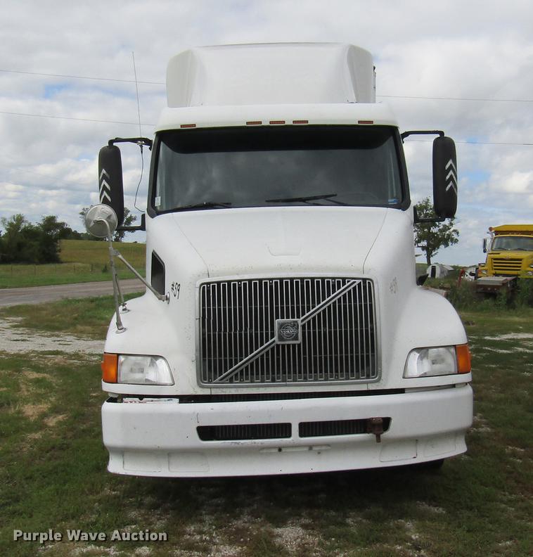 image for item DE5258 1999 Volvo VN semi truck