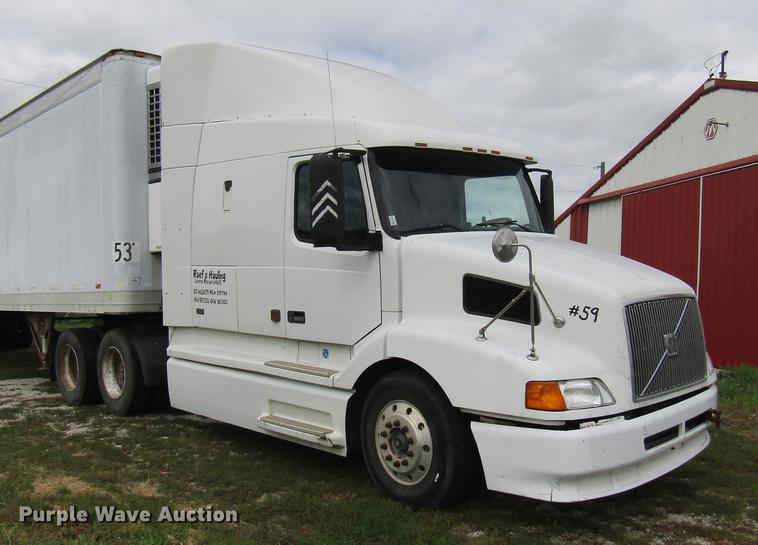 image for item DE5258 1999 Volvo VN semi truck