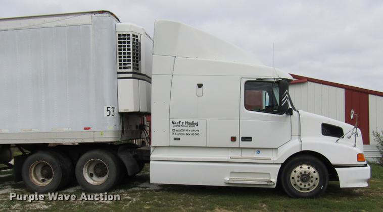 image for item DE5258 1999 Volvo VN semi truck