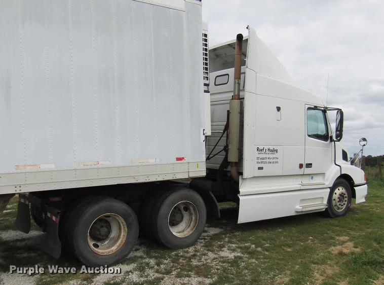 image for item DE5258 1999 Volvo VN semi truck