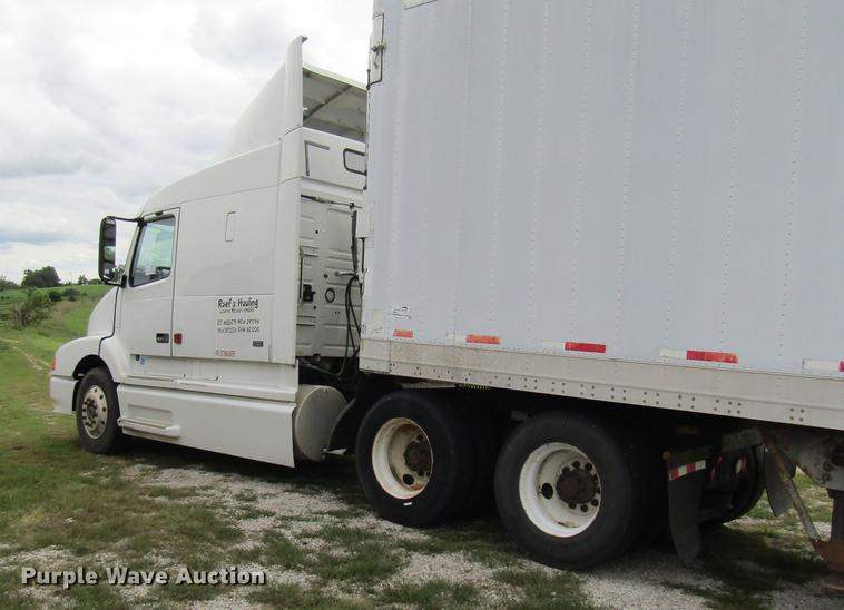 image for item DE5258 1999 Volvo VN semi truck