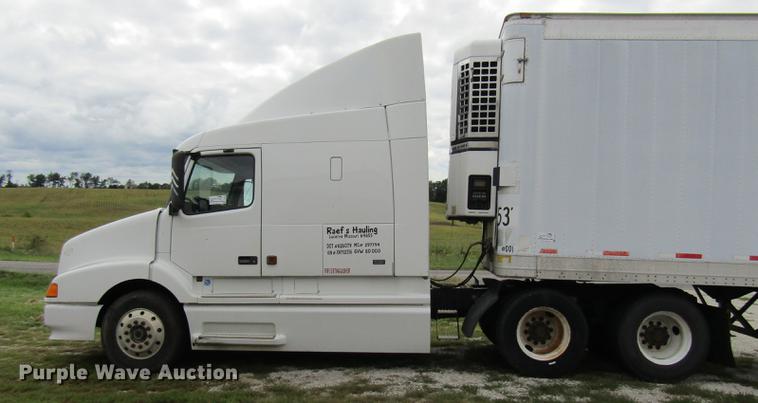 image for item DE5258 1999 Volvo VN semi truck