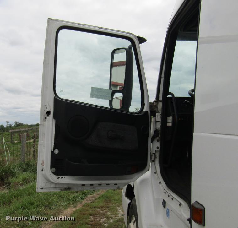 image for item DE5258 1999 Volvo VN semi truck