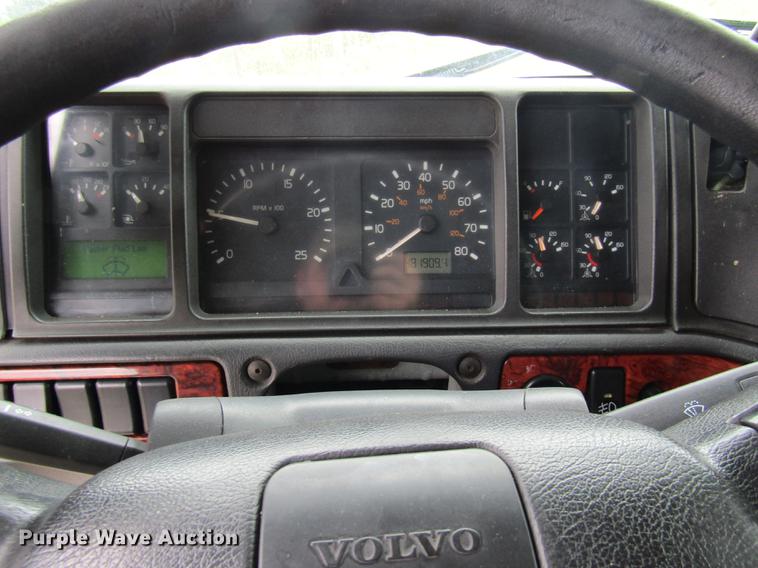 image for item DE5258 1999 Volvo VN semi truck