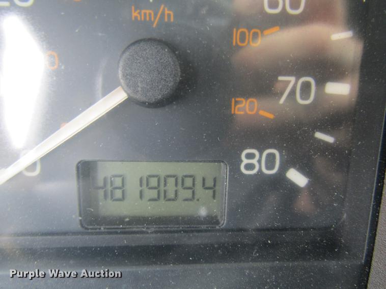 image for item DE5258 1999 Volvo VN semi truck