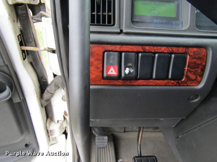 image for item DE5258 1999 Volvo VN semi truck