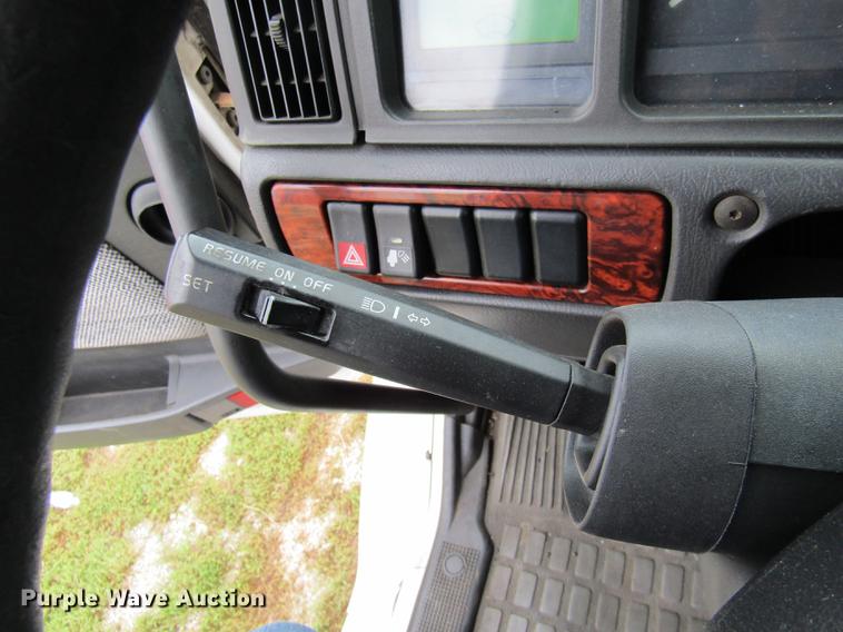 image for item DE5258 1999 Volvo VN semi truck