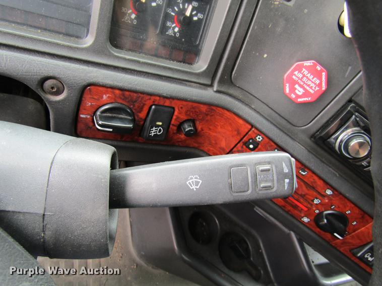 image for item DE5258 1999 Volvo VN semi truck