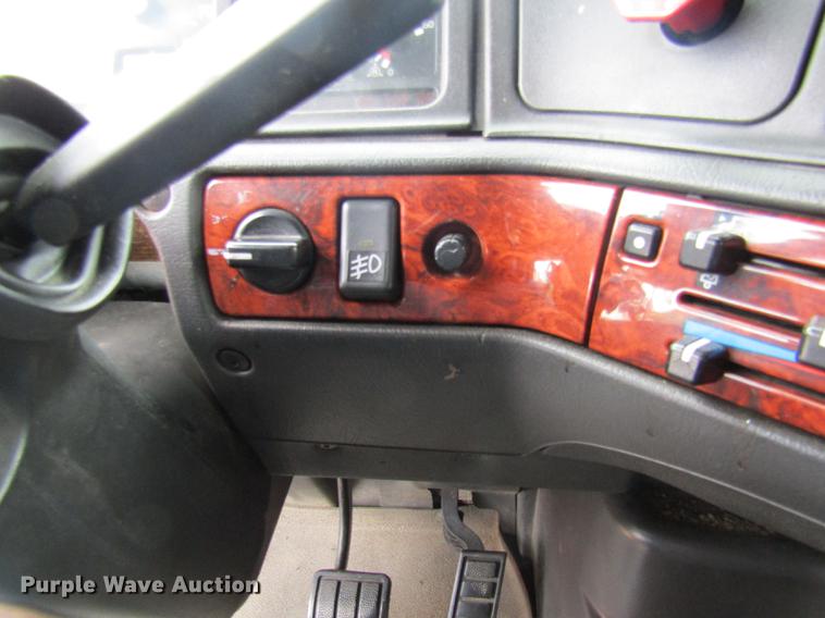 image for item DE5258 1999 Volvo VN semi truck