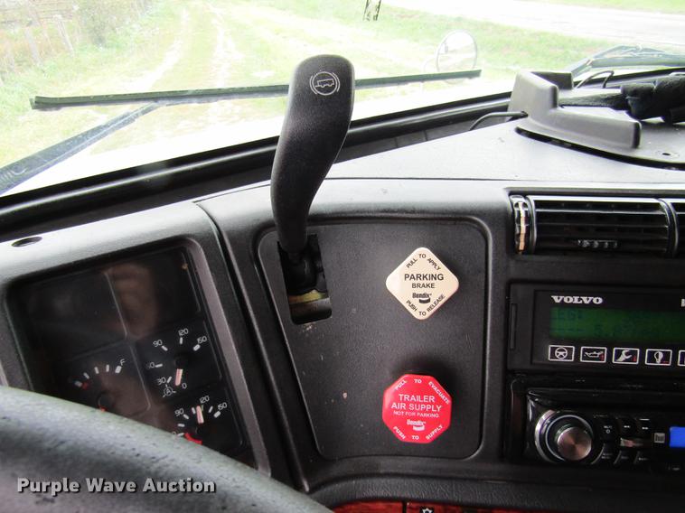 image for item DE5258 1999 Volvo VN semi truck