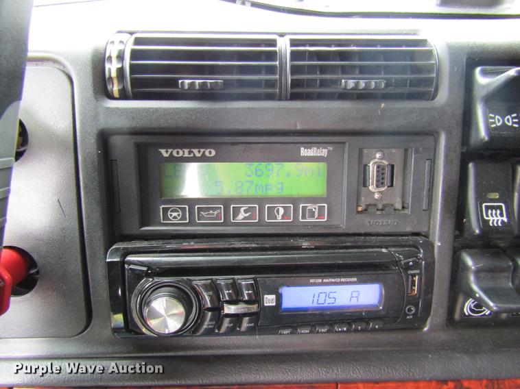 image for item DE5258 1999 Volvo VN semi truck