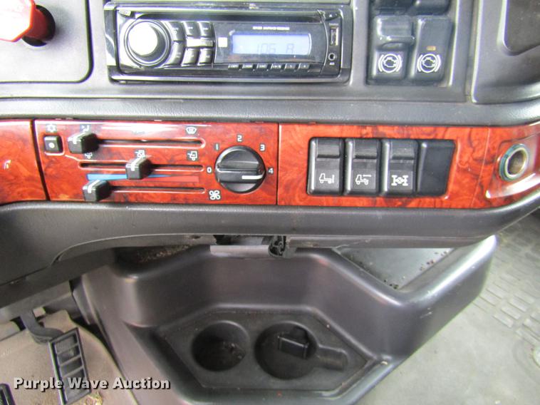 image for item DE5258 1999 Volvo VN semi truck