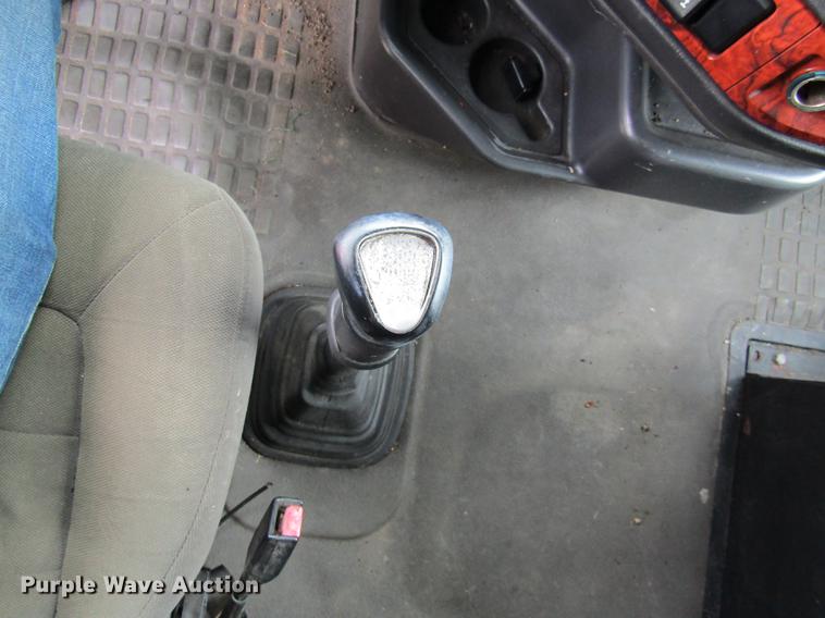 image for item DE5258 1999 Volvo VN semi truck