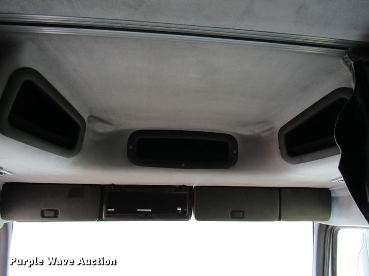 image for item DE5258 1999 Volvo VN semi truck