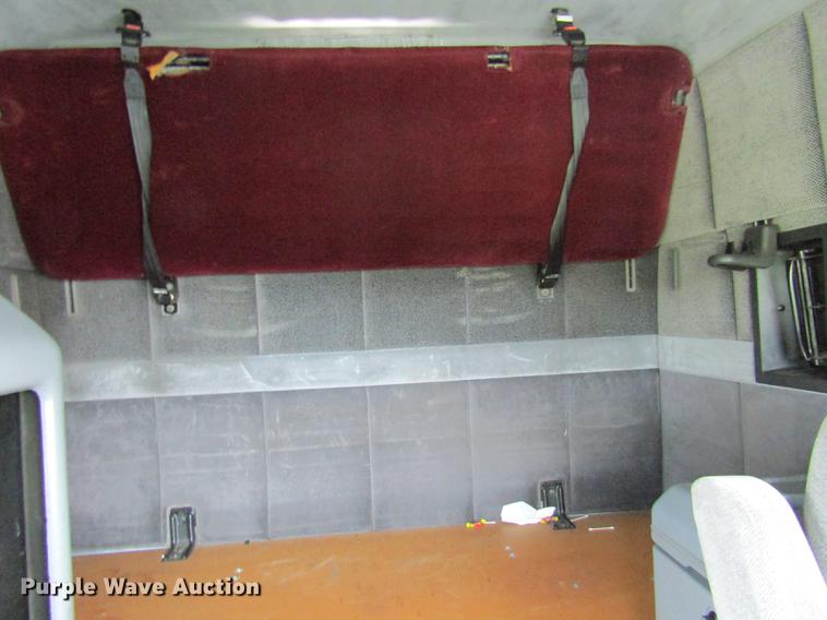 image for item DE5258 1999 Volvo VN semi truck